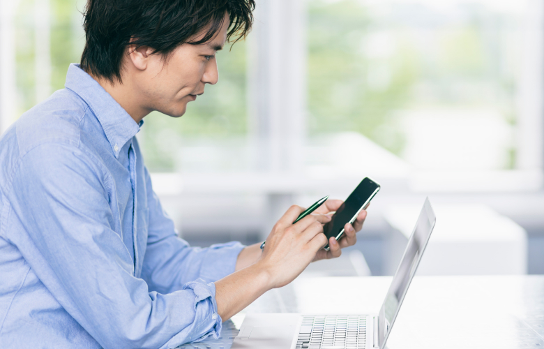 スマホを操作する男性